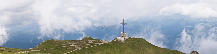 喀尔巴阡山脉的全景背景 美丽的山区和土地季节旅游森林天空环境风景顶峰场景远足岩石图片