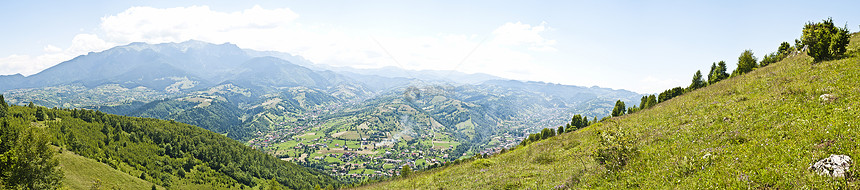 喀尔巴阡山脉的全景背景 美丽的山区和土地国家森林风景场地岩石荒野场景爬坡阳光季节图片