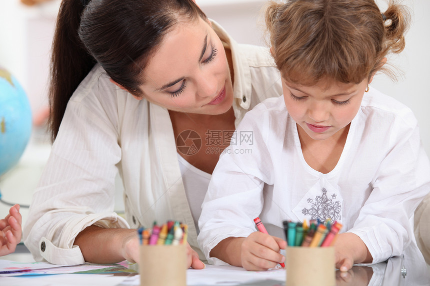 在学校的小女孩绘画学习说谎苗圃女儿婴儿房间女孩乐趣教育铅笔图片
