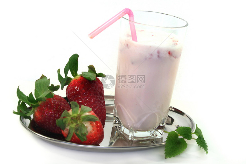 草莓加柠檬香水牛奶发泡叶子玻璃混合水果奶油状冰淇淋图片