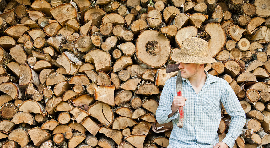 木头上戴草帽的木板匠木材木匠日志活力刀刃斧头男性工作绳索力量图片