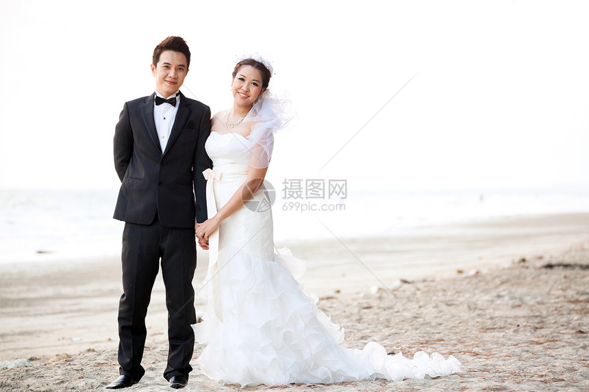 夫妻在海滩举行婚礼图片