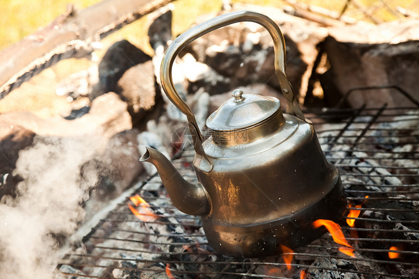 火上加热水的瓶子茶壶游客食物火焰器具蒸汽篝火锅炉金属日志图片