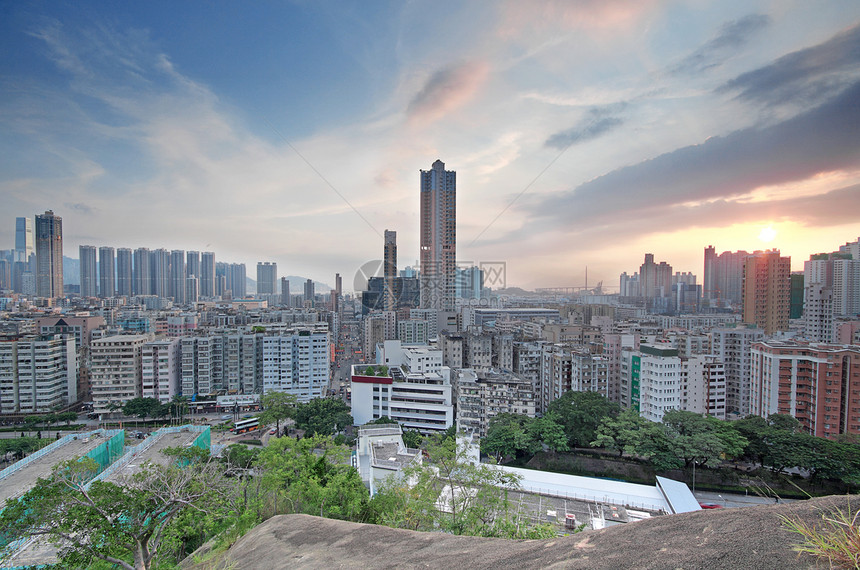 城市日落建筑戏剧性街道驾驶蓝色摩天大楼商业交通场景工厂图片