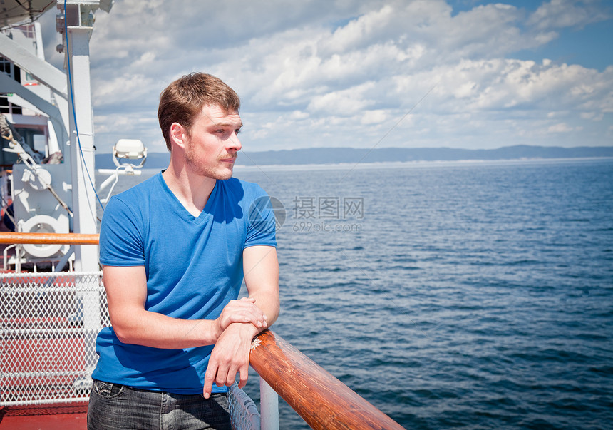 坐在甲板对岸海面的年轻人海洋美丽游艇蓝色幸福男人航行旅游运输闲暇图片