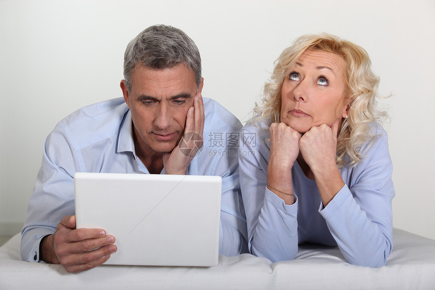 男人和妻子厌倦电脑图片