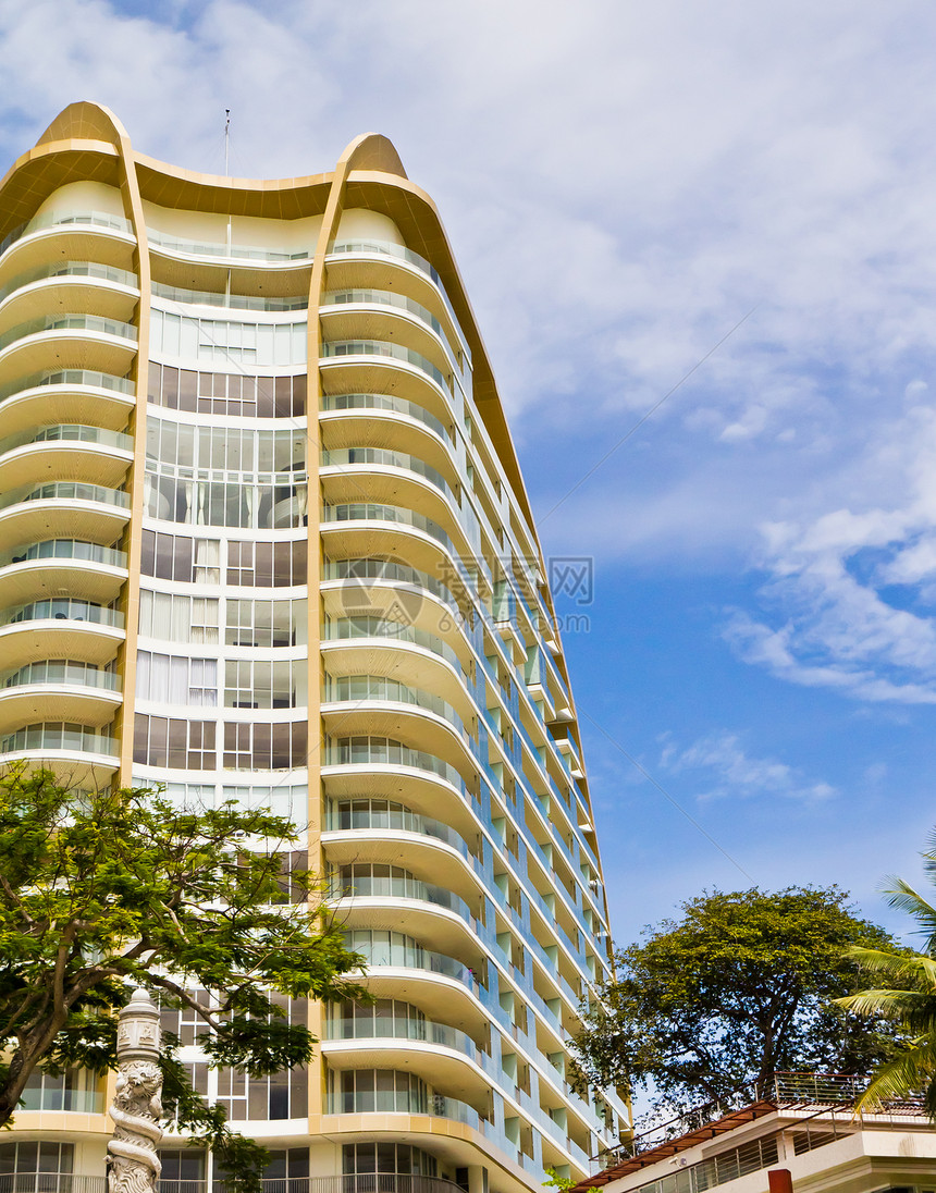 海滩旁边的现代酒店财产蓝色建造市中心石头职场建筑学技术商业总部图片