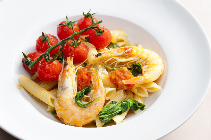 有虾 菠菜和烤樱桃西红柿的意大利面食物蔬菜海鲜美食静物营养盘子图片