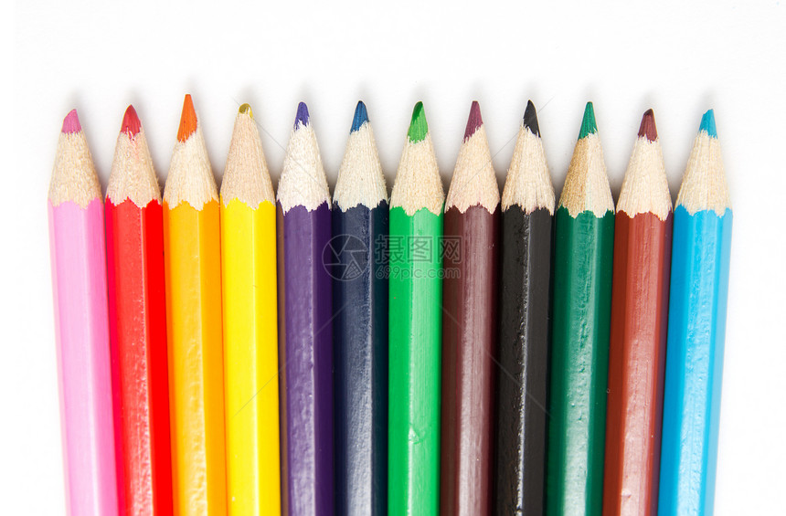 白色背景上孤立的彩色铅笔特写教育蜡笔彩虹绿色黄色绘画调色板木头粉色红色图片