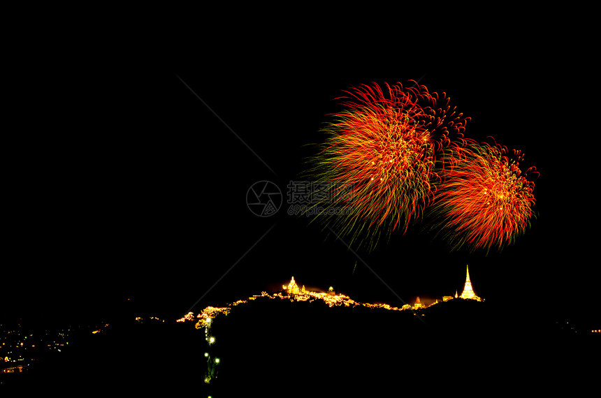山上泰神庙上的烟花庆典历史反射寺庙艺术天空节日展示奢华魔法图片