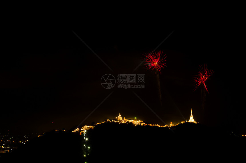 山上泰神庙上的烟花展示奢华艺术魔法建筑学旅游寺庙历史节日庆典图片