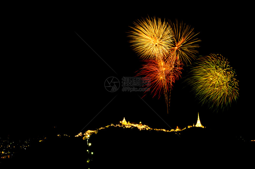 山上泰神庙上的烟花旅游反射魔法焰火展示节日历史建筑学寺庙奢华图片