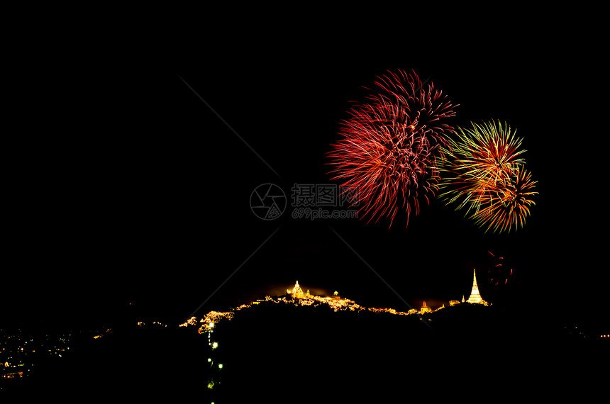 山上泰神庙上的烟花反射魔法历史旅游建筑学艺术展示节日焰火天空图片