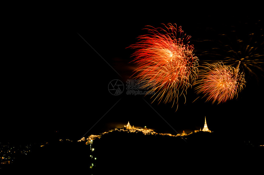 山上泰神庙上的烟花寺庙庆典魔法天空旅游节日历史艺术展示焰火图片
