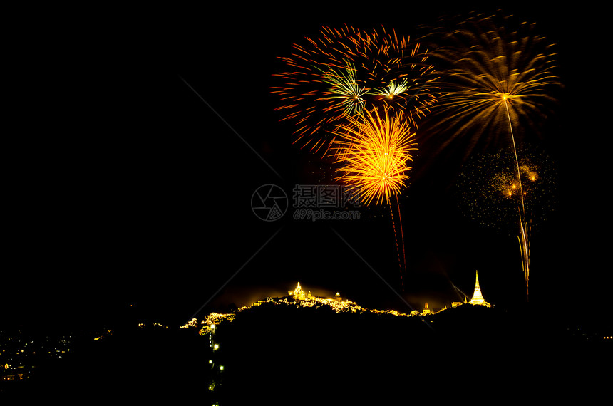 山上泰神庙上的烟花庆典旅游反射艺术展示建筑学节日魔法天空焰火图片