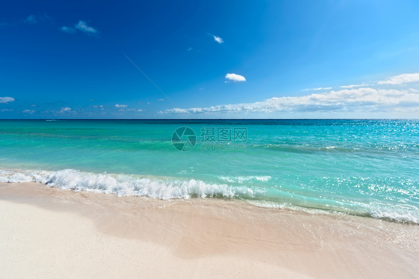 美丽的海滩和海浴衣蓝色地区天空假期孤独海洋风景海浪地平线图片