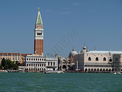 圣马可钟楼从圣马可运河上看到的威尼斯圣马克广场狮子建筑旅游旅行建筑学柱子大教堂观光圆顶广场背景