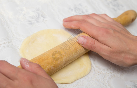 妇女手拿金币木头面包厨房烹饪生活面团女性面粉手指厨师小麦高清图片素材