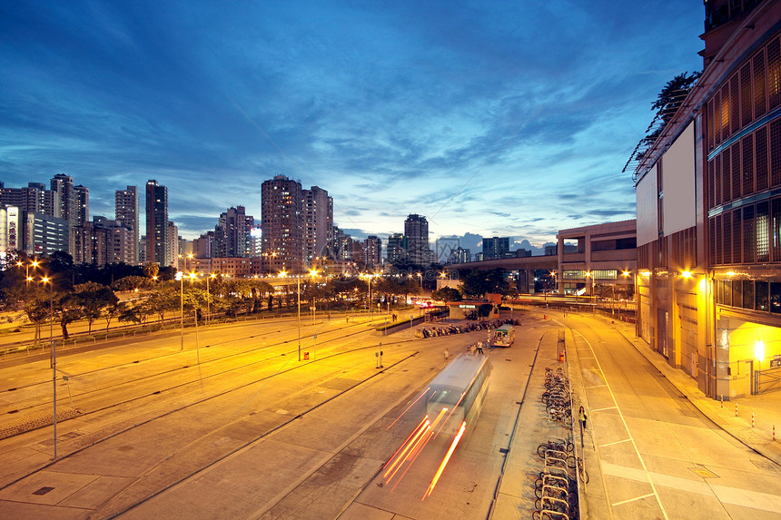 香港夜间现场运输活力车辆交通街道经济天线辉光城市蓝色图片