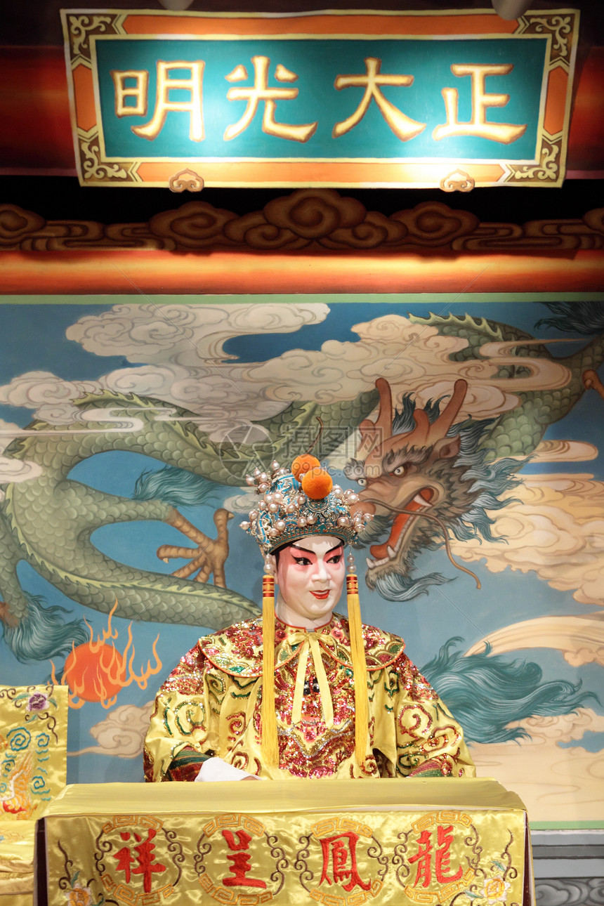 中文歌剧木偶和红布作为文字空间 是一个玩具 不是化妆品女士演员戏剧唱歌传统男人娱乐剧院窗帘图片