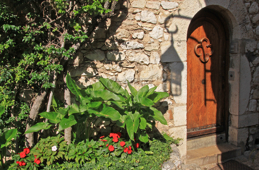 旧城堡的花床阴影红色路灯花坛庭园入口大纲石头灯笼植物图片