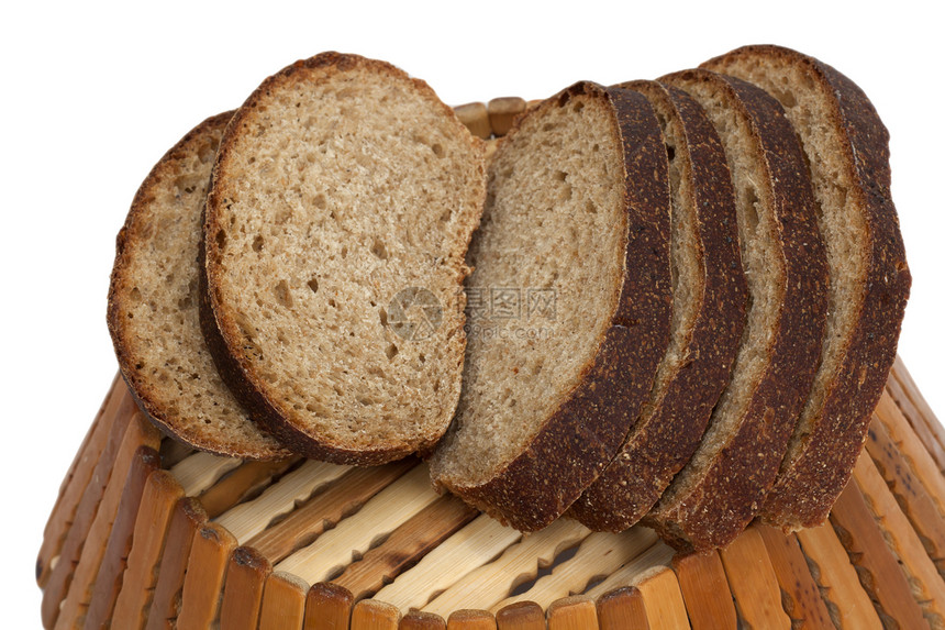 白色背景的黑面包在船上养分小吃脆皮棕色早餐谷物糕点种子纤维食物图片