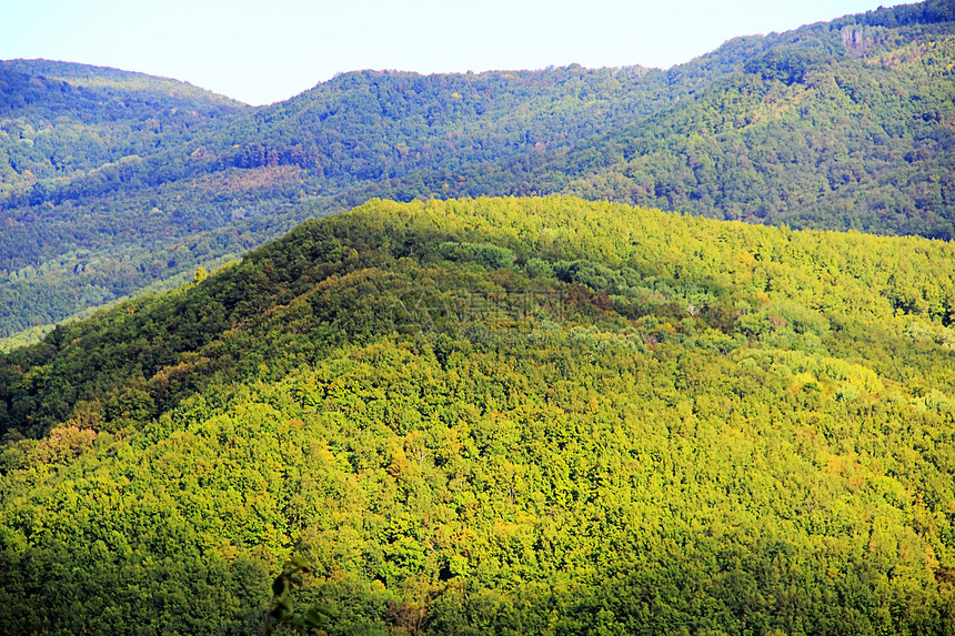 高加索绿色山脉的夏季风景景观和解脊柱安装休息木头天空森林旅行旅游树木图片