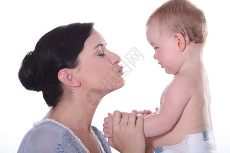 母亲亲吻小宝宝尿布卫生男生生活家庭孩子后代母性快乐童年美丽的高清图片素材