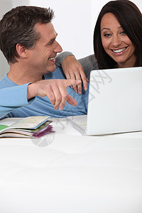 情侣一起笑笑声娱乐婚姻夫妻技术乐趣男人电影女士展示背景图片