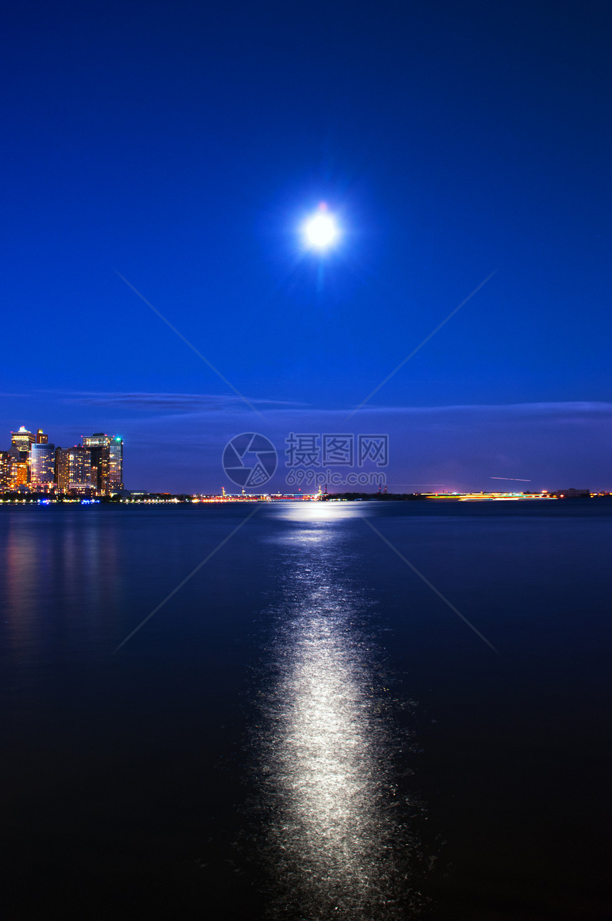 月亮和曼哈顿 从新泽西一侧图片