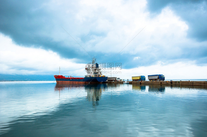 水上大型货轮进口油船加载港口货物运输出口商品载体贸易图片