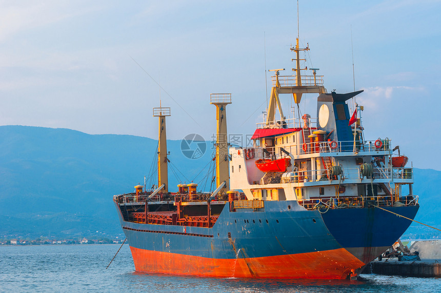 水上大型货轮血管日落商品货运经济出口加载商船油船卸载图片