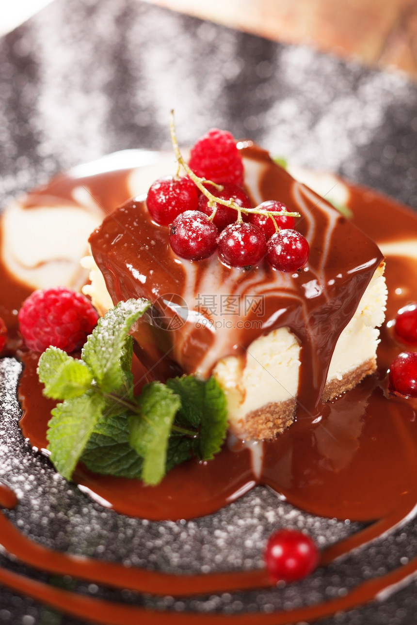 巧克力芝士蛋糕和浆果巧克力食物漩涡奶油盘子香草卷发烹饪小吃馅饼图片