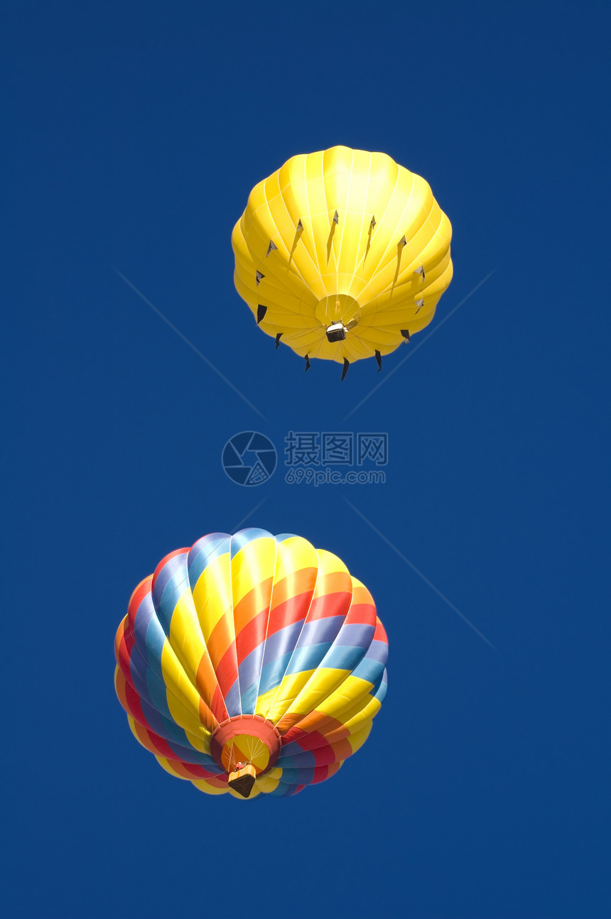 两个气球飞向深蓝的天空图片