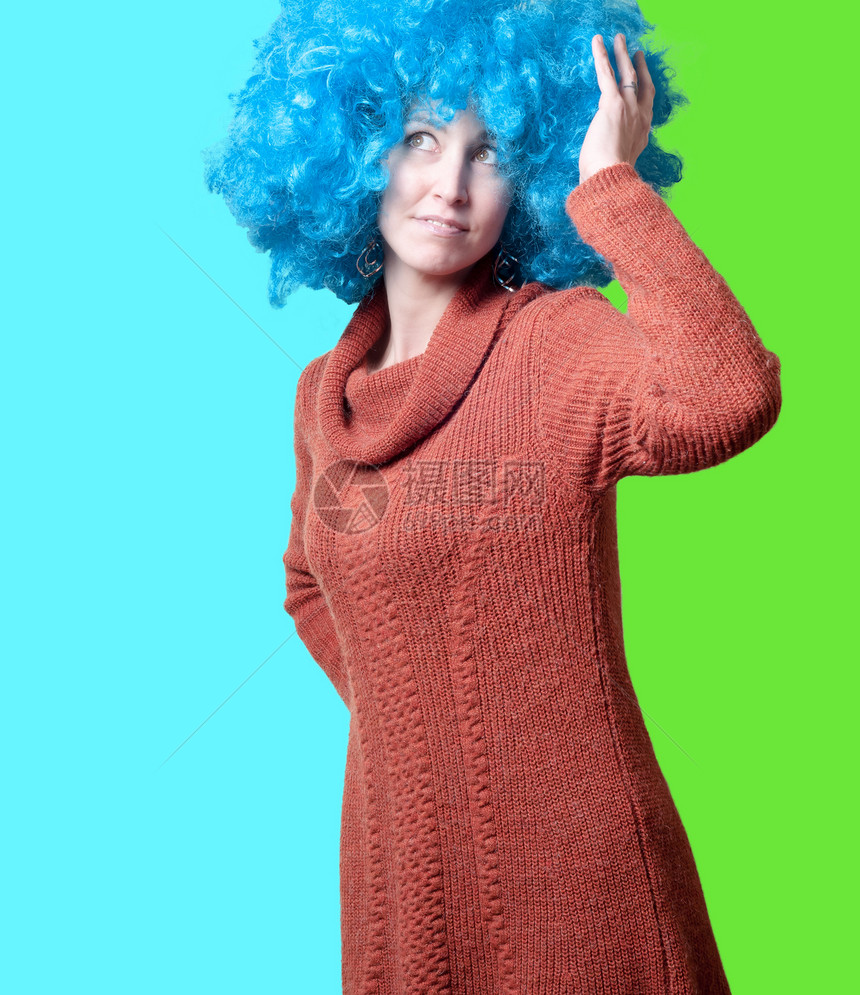 穿着卷卷蓝色假发和高领带的漂亮女孩化妆品创造力造型潮人女孩头发毛衣时尚卷曲发型图片
