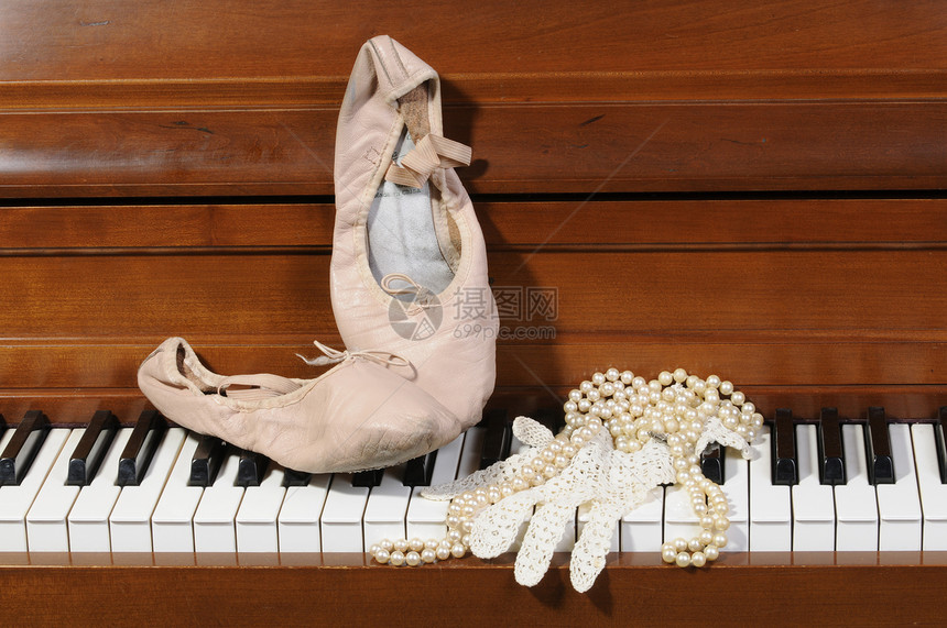 钢琴钥匙上的拉冰手套和珍珠和弦静物字符串芭蕾舞音乐白色蕾丝奉献艺术交响乐图片