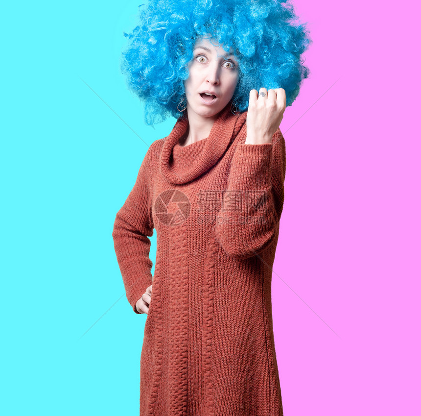 穿着卷卷蓝色假发和高领带的漂亮女孩化妆品女孩魅力色彩毛衣发型创造力潮人时尚复古图片