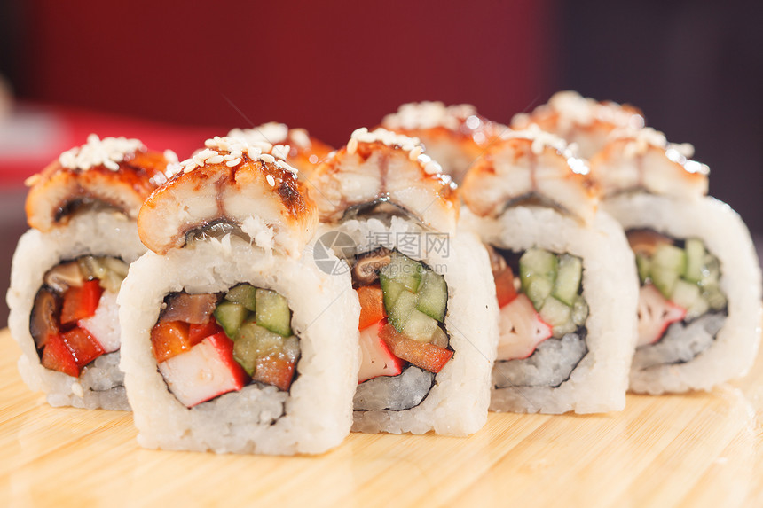 寿司加海鲜熟食桌子饮食食物餐厅蔬菜团体盘子传统图片