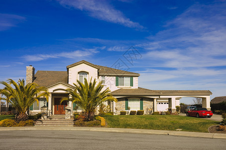 现代家园汽车石头草地红色入口棕榈绿色住宅蓝色花园背景图片