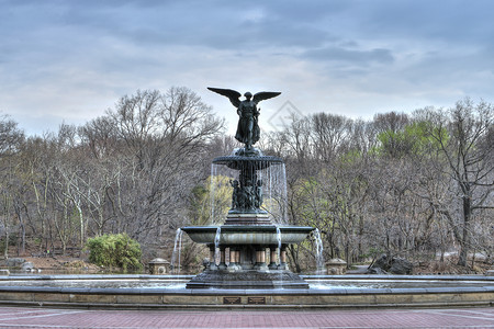 骏豪中央公园广场贝塞斯达不老泉喷泉水池艺术瀑布广场公园雕塑雕像水之天使树木背景