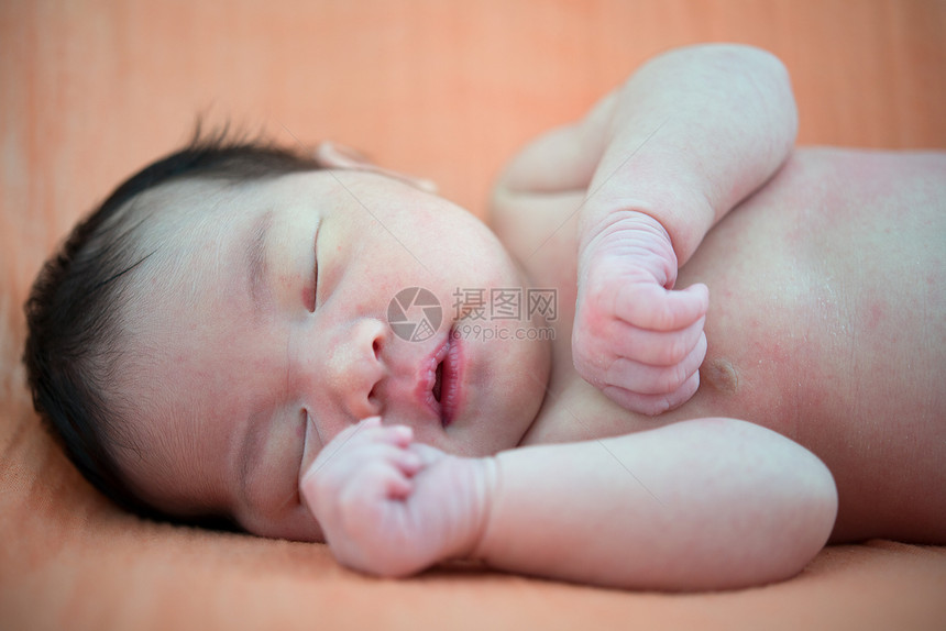 新生儿亚洲女婴睡觉保健女性生活女孩女儿后代孩子婴儿投标生长图片