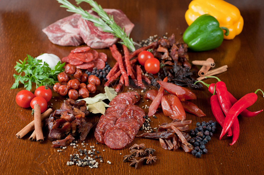 肉类和香肠桌子牛肉叶子团体厨房辣椒治愈蔬菜美食香料图片