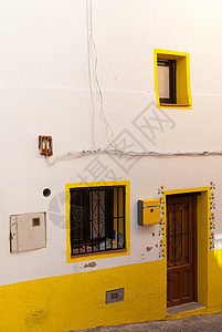 地中海外表街道村庄黄色粉饰住宅白色背景图片