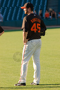 DANDan Runzler为对抗钻石后卫而热身帽子游戏投手棒球运动男人场地衬衫冠军座位背景