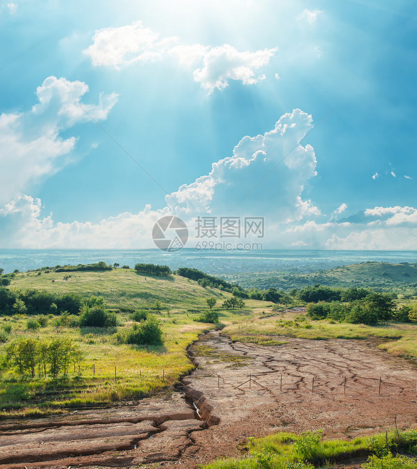 蓝天与云和太阳 在高山的旱地上;图片