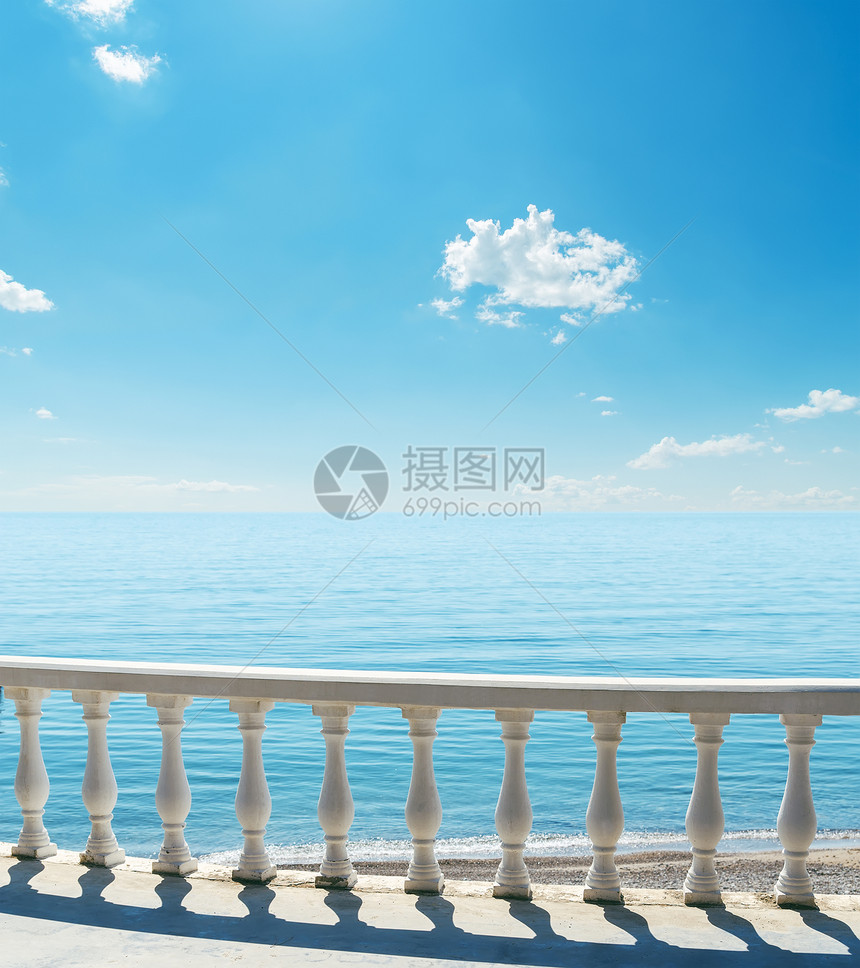 蓝色天空下靠近海洋的阳台图片