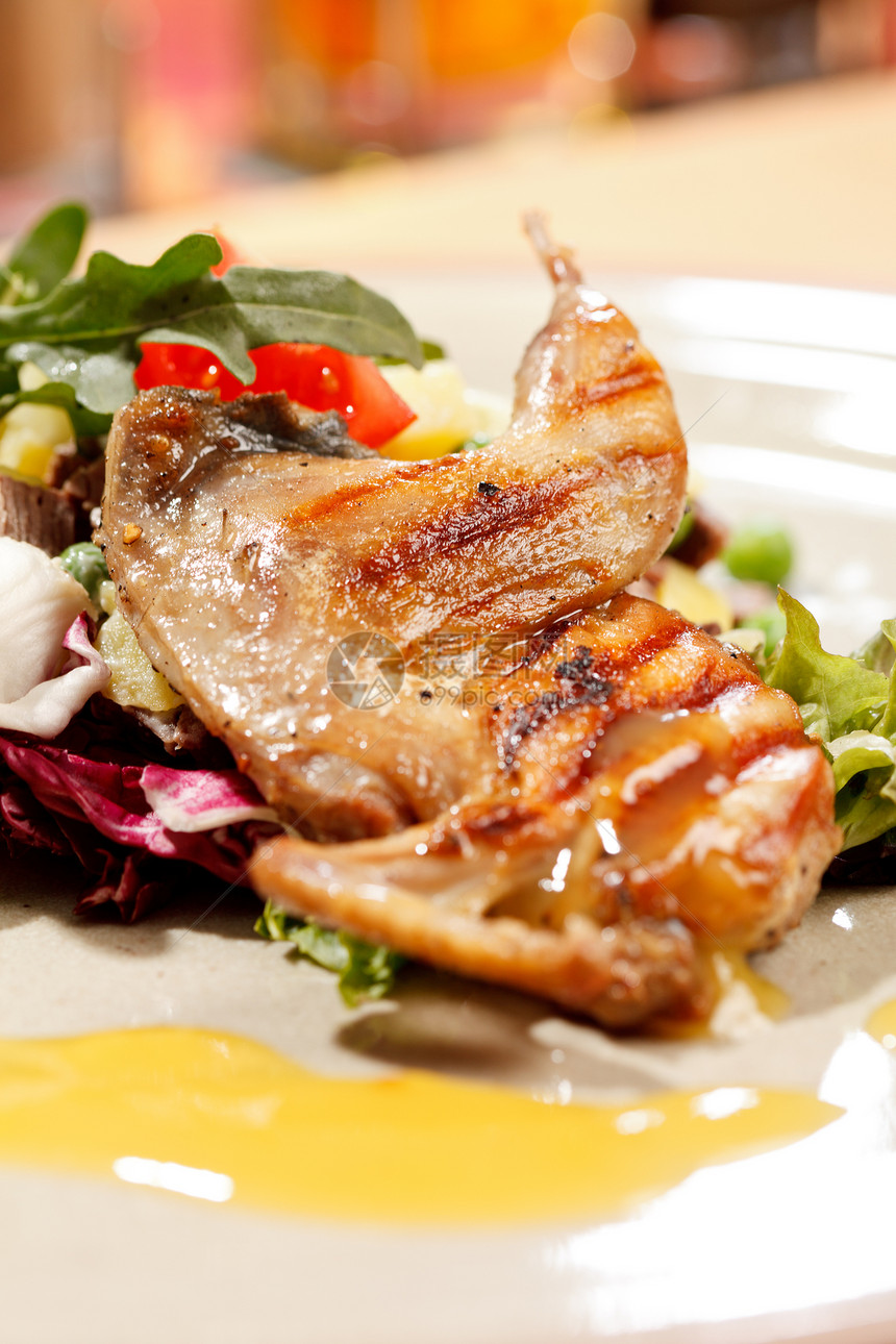 鱼肉沙拉上的鹌鹑家禽烹饪美食沙拉土豆蔬菜饮食草本植物食物图片