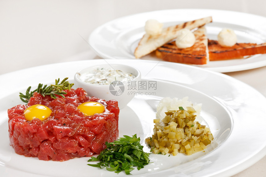 美味的塔塔雷美食营养鞑靼香菜拼盘黄瓜牛肉洋葱面包午餐图片