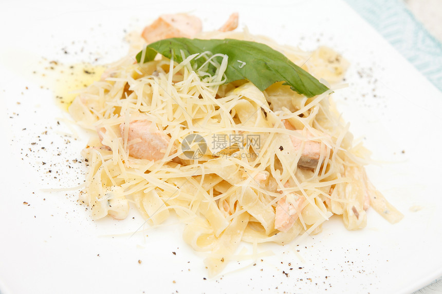 美味的意大利面加鲑鱼盘子面条海鲜蔬菜食物奶油红色熏制餐厅美食图片