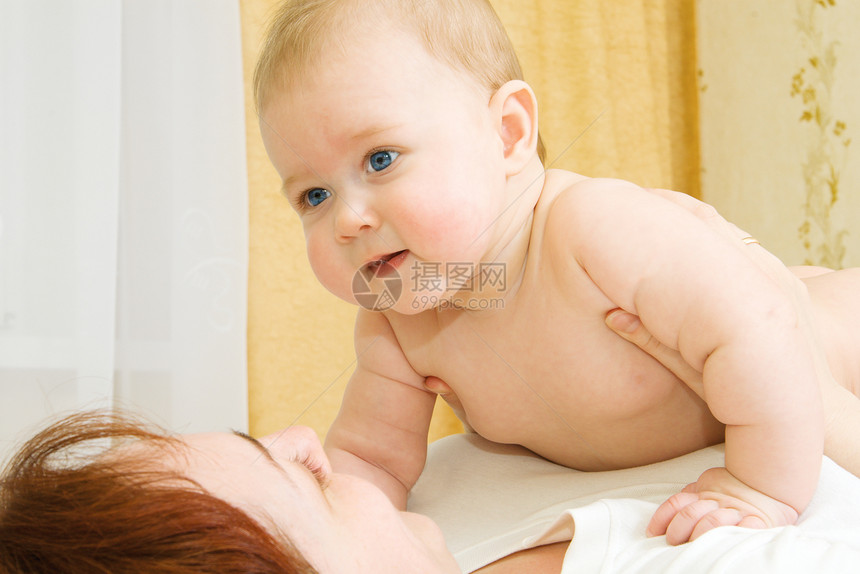 小宝宝 跟妈妈玩儿子青年家庭父母男生新生生活快乐婴儿女士图片
